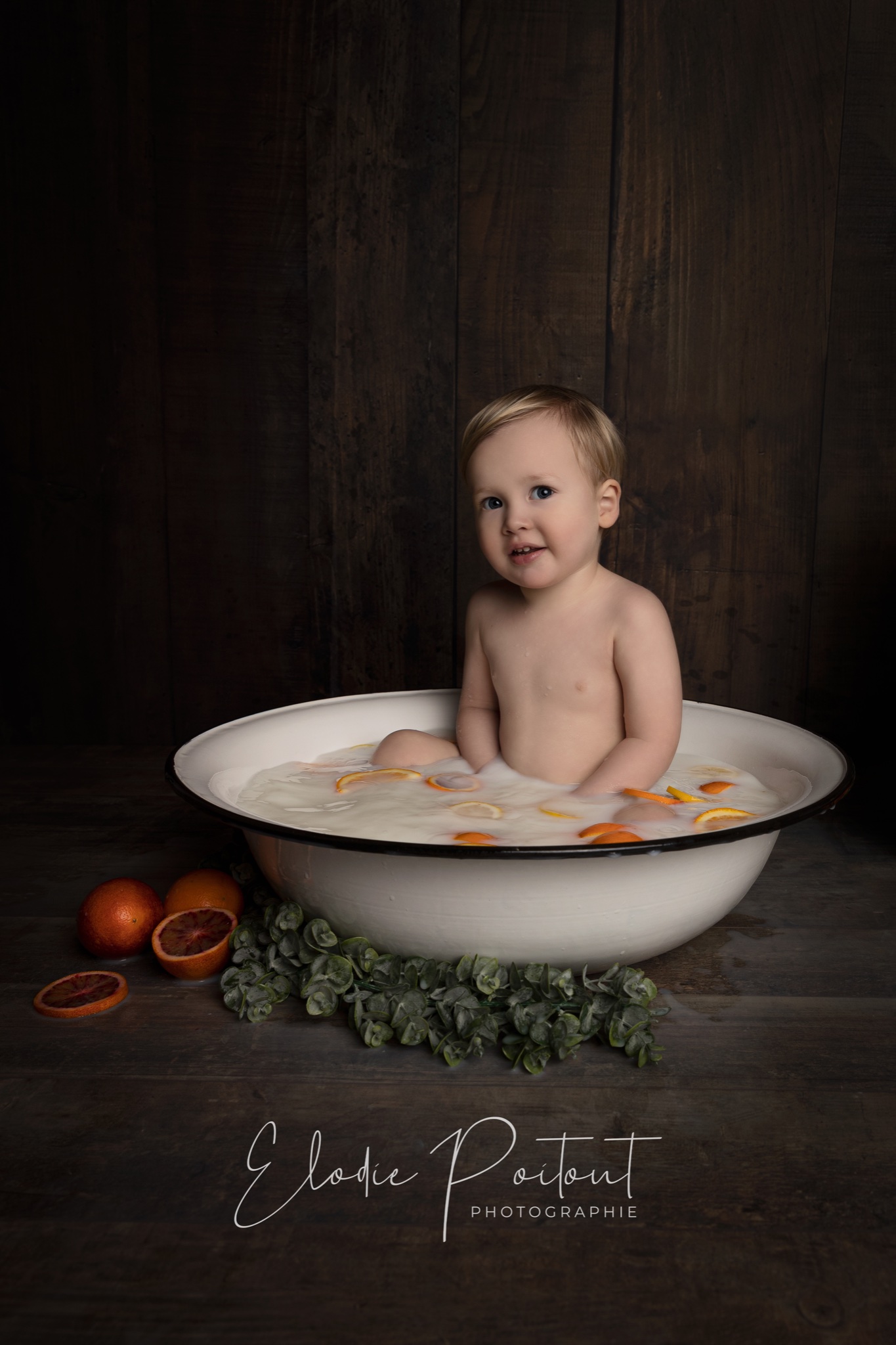 séance bébé bain de lait, séance photo à Coulangeron près d'Auxerre dans l'Yonne