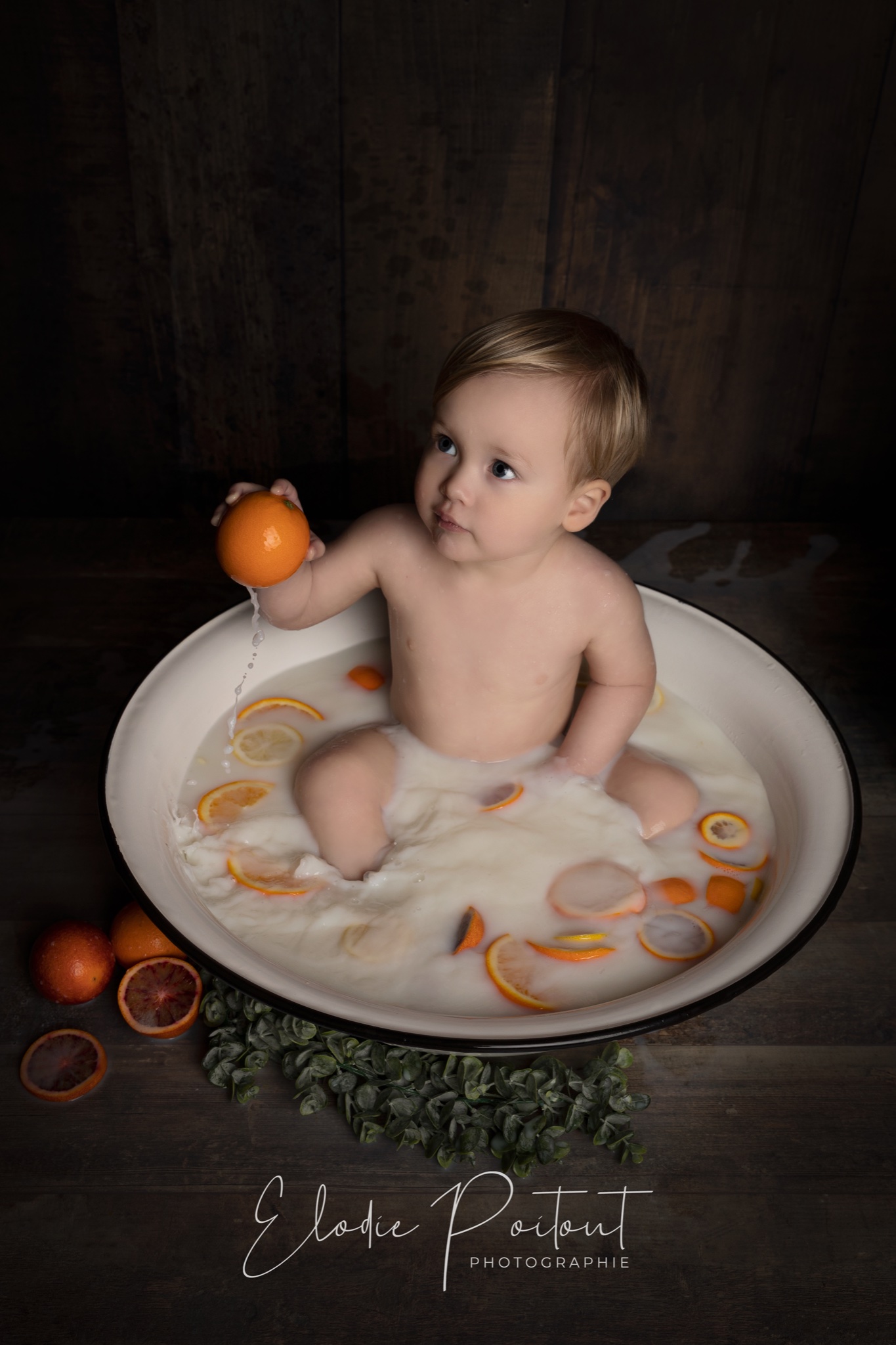 séance bébé bain de lait, séance photo à Coulangeron près d'Auxerre dans l'Yonne