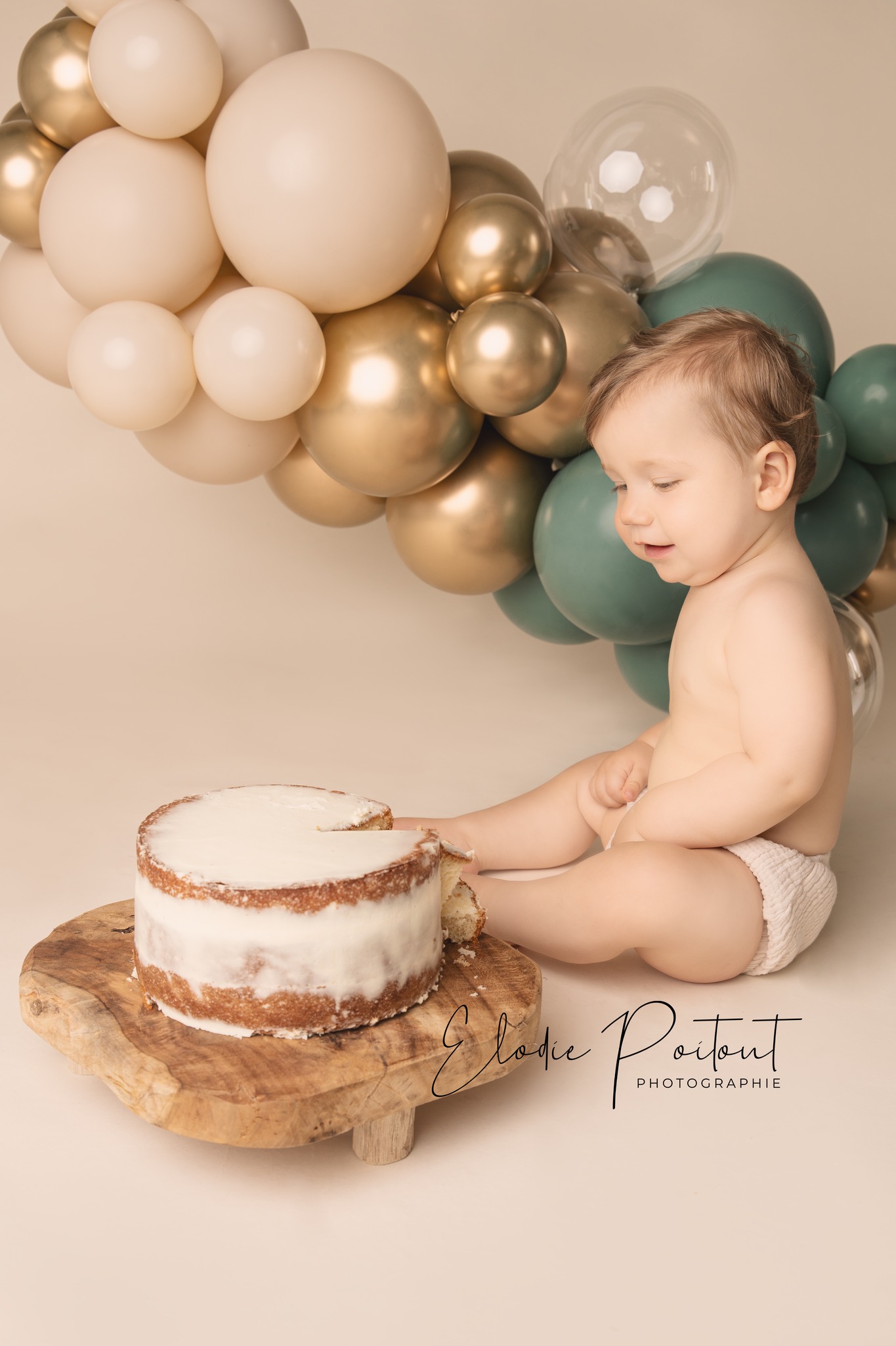 séance photo issue d'une séance smash the cake pour le premier anniversaire de bébé, en studio à Coulangeron près d'Auxerre
