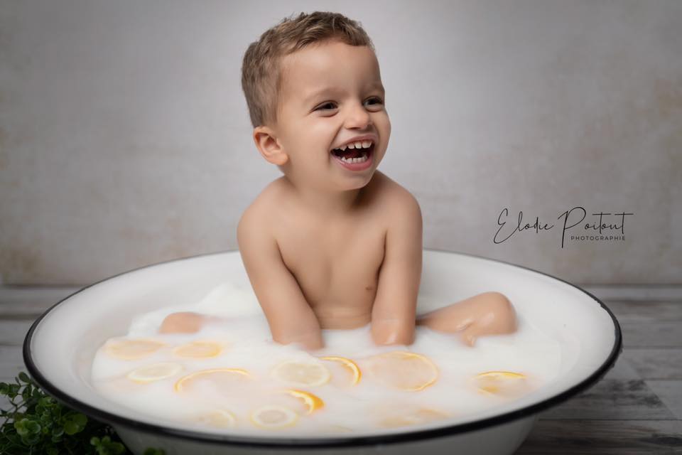 séance bébé bain de lait, séance photo à Coulangeron près d'Auxerre dans l'Yonne