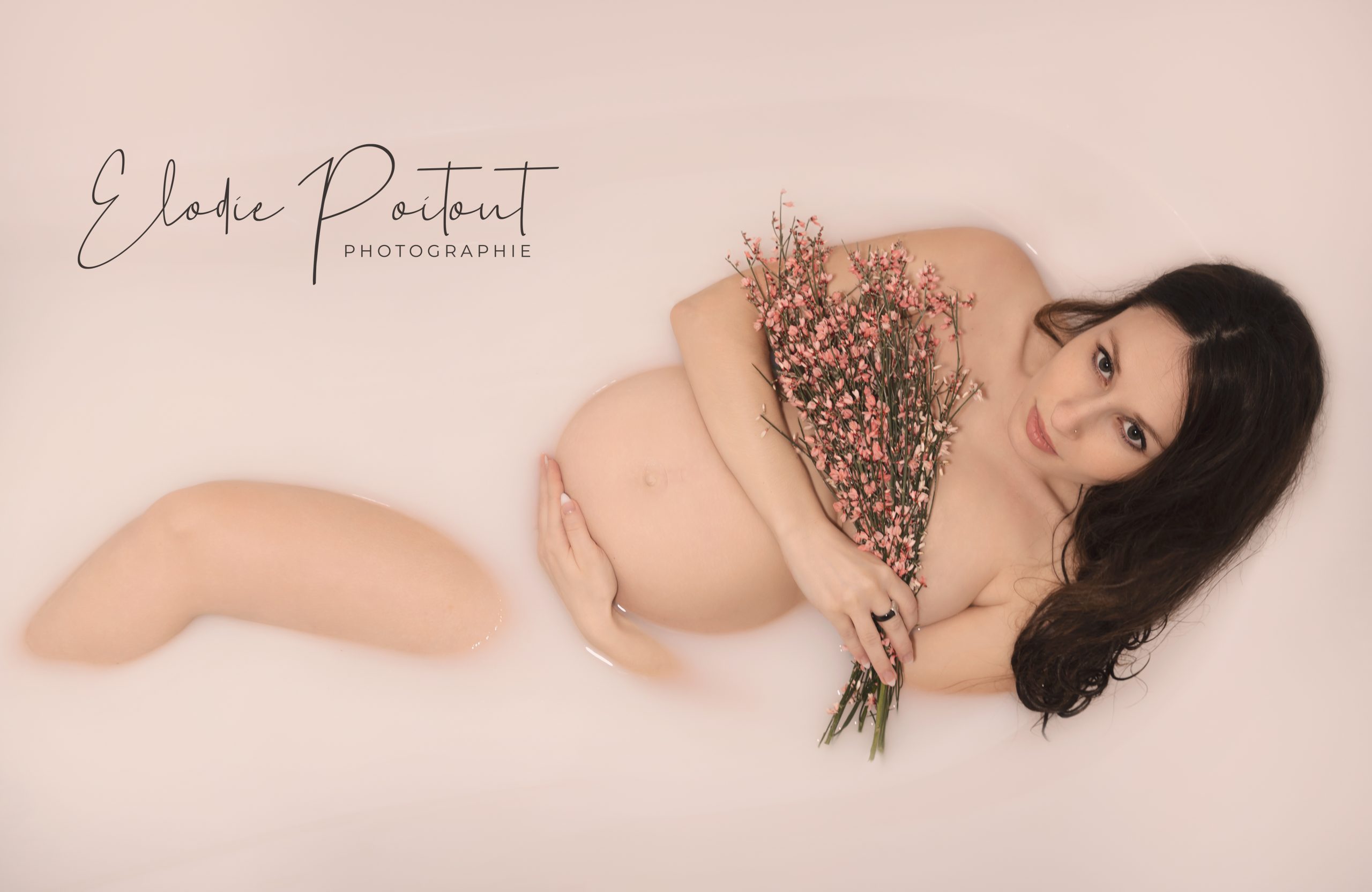 photo issue d'une séance grossesse bain de lait en studio avec des fleurs fraîches