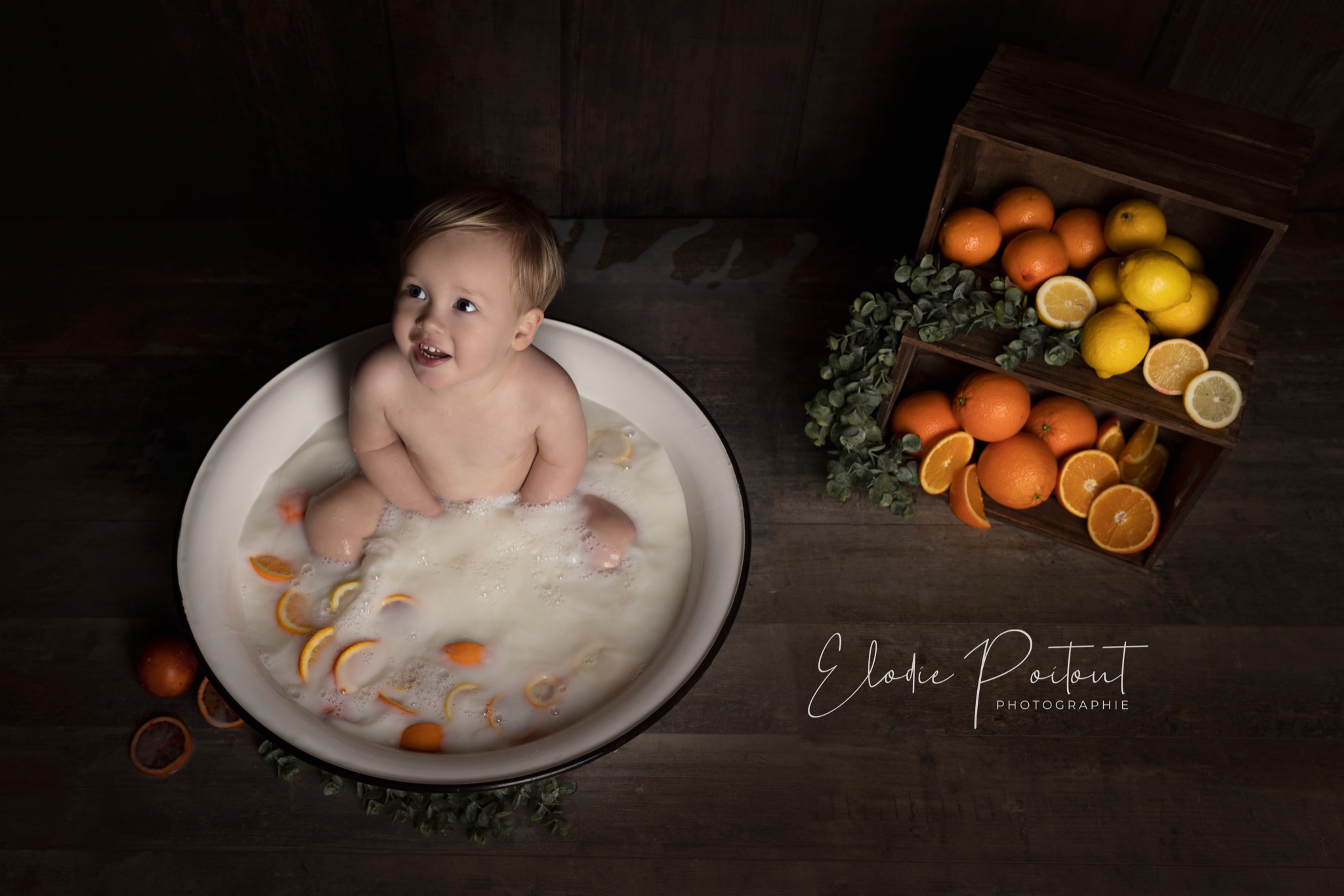 séance bébé bain de lait, séance photo à Coulangeron près d'Auxerre dans l'Yonne